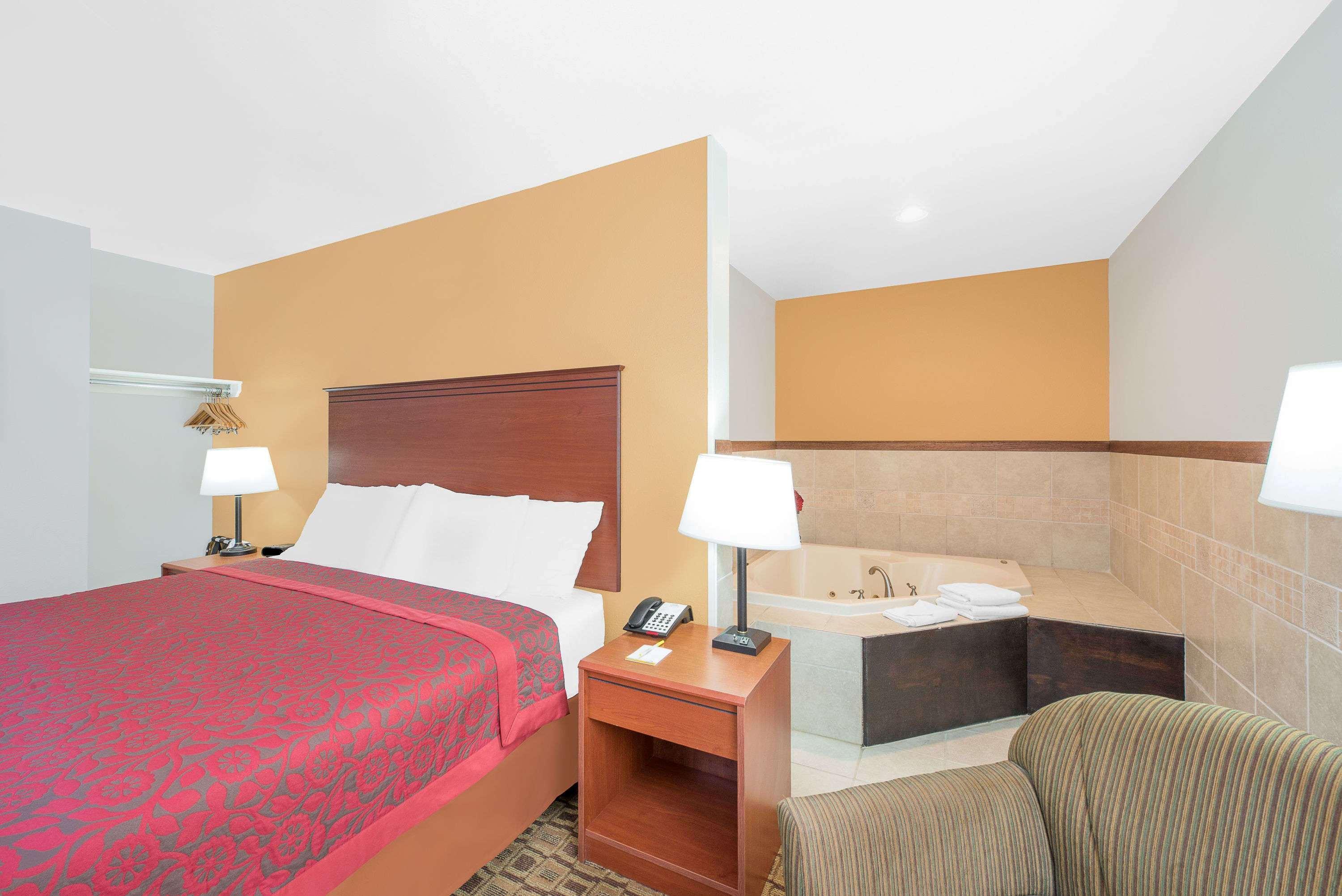 Days Inn By Wyndham Lamar Bagian luar foto