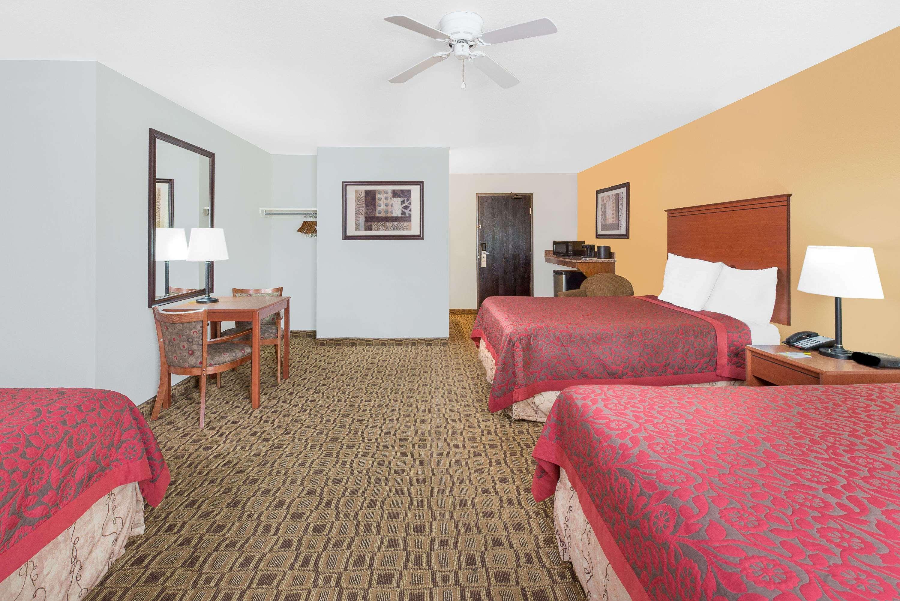 Days Inn By Wyndham Lamar Bagian luar foto
