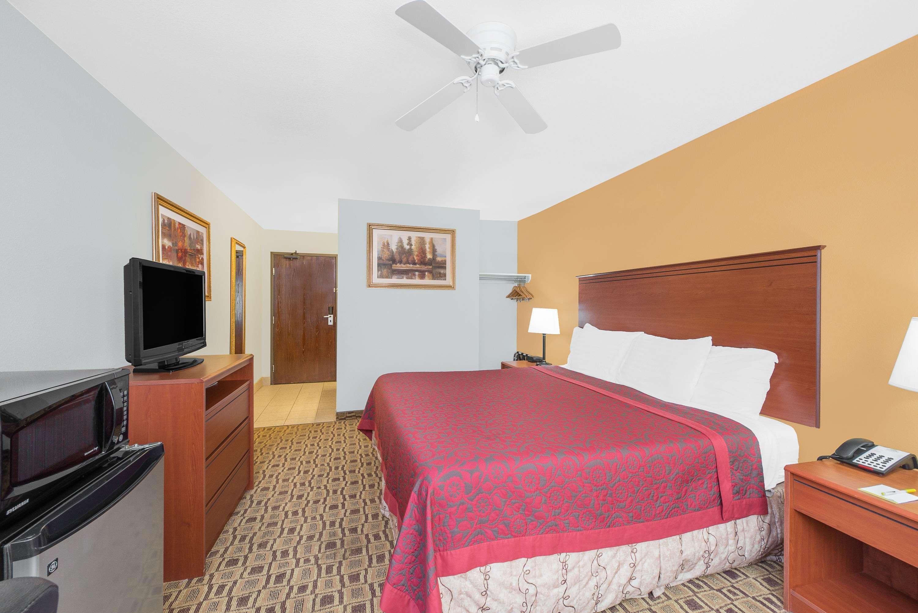 Days Inn By Wyndham Lamar Bagian luar foto