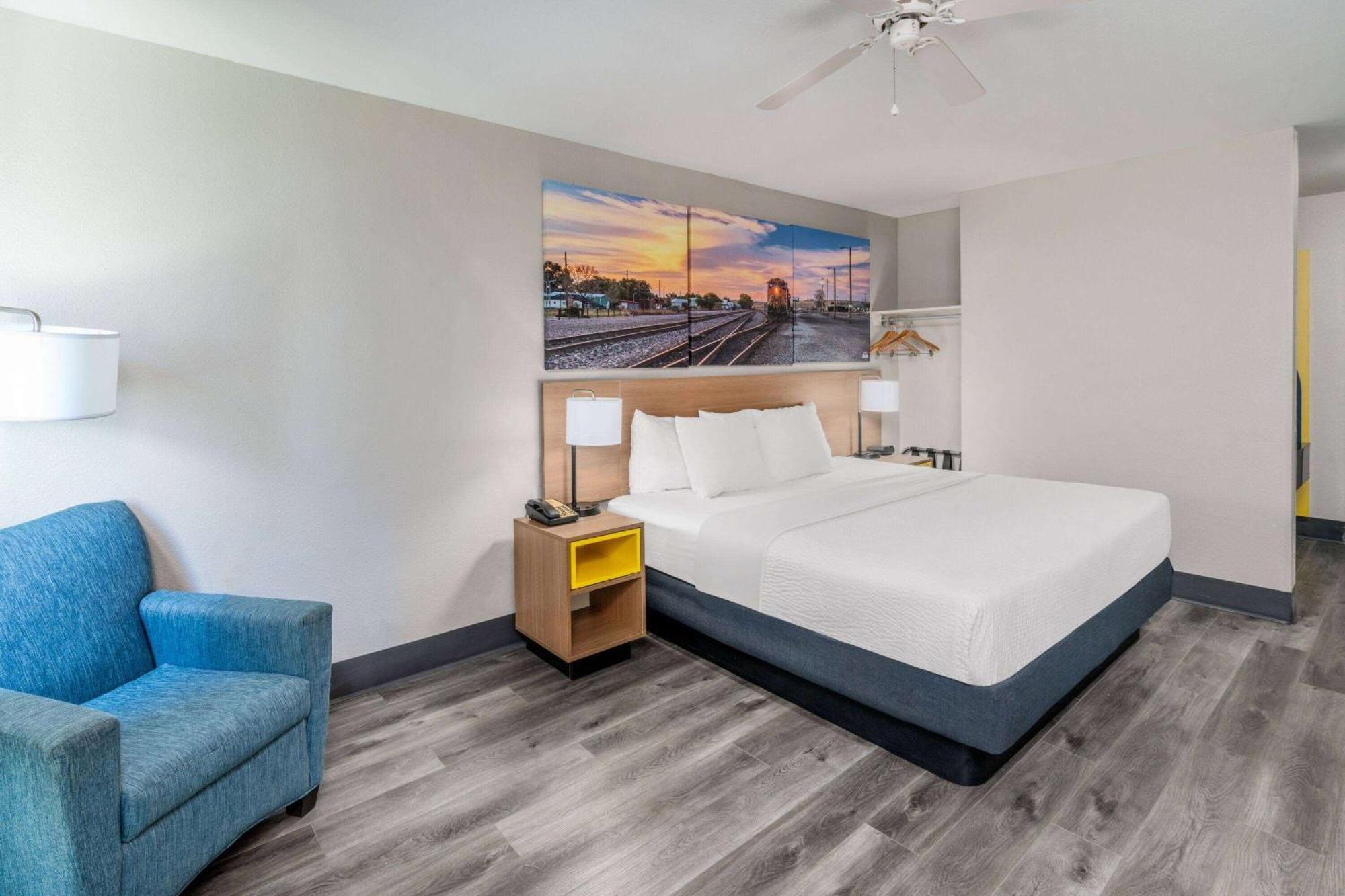 Days Inn By Wyndham Lamar Bagian luar foto